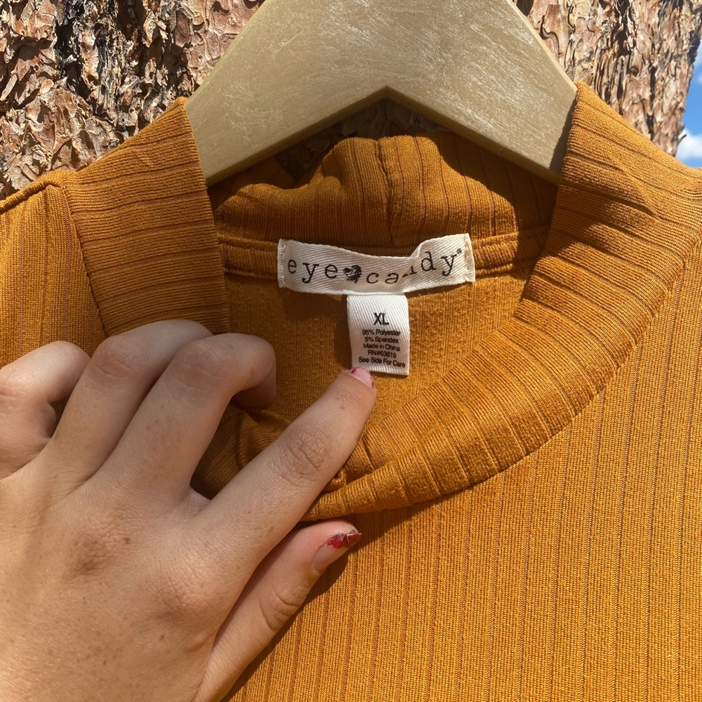 Turtleneck sleeveless shirt